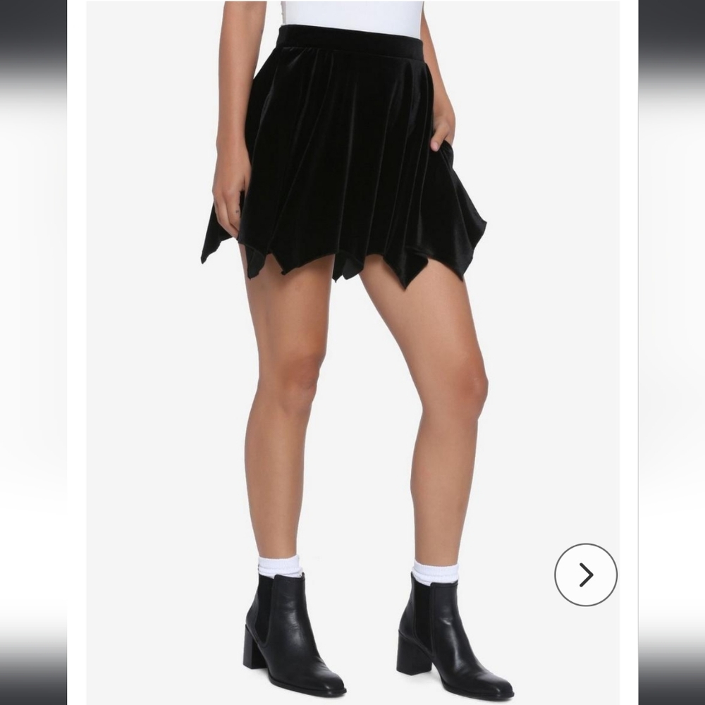 HOT TOPIC Batwing Hem Black Velvet Skirt - Picture 1 of 11